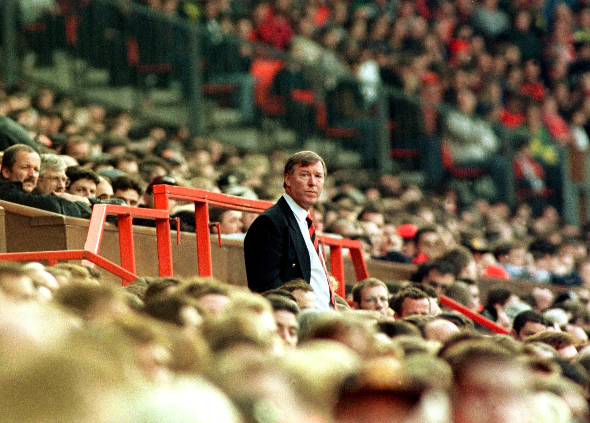 Sir Alex Ferguson vẫy chào khán giả Old Trafford trong trận đấu cuối cùng năm 2013.