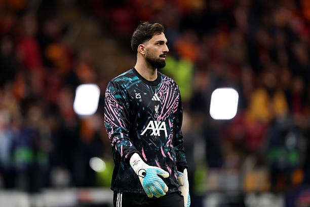 Giorgi Mamardashvili thực hiện pha cản phá trước sức ép của Galatasaray