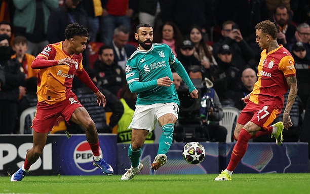 Mohamed Salah bế tắc trước vòng vây phòng ngự của đối phương