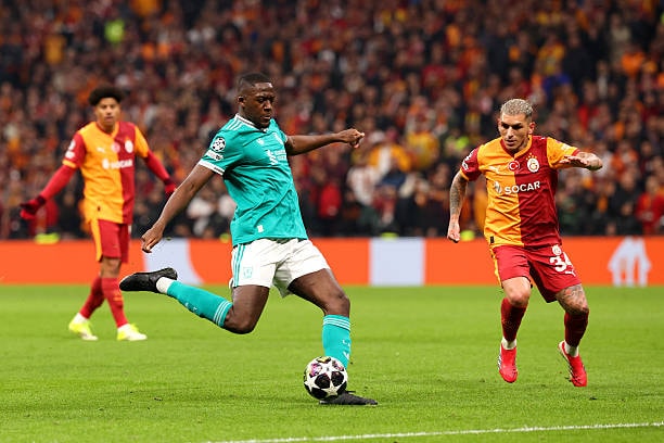 Ibrahima Konate trong tình huống bị VAR từ chối bàn thắng