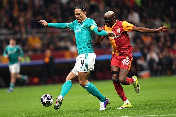 Virgil van Dijk nỗ lực chỉ huy hàng phòng ngự hỗn loạn
