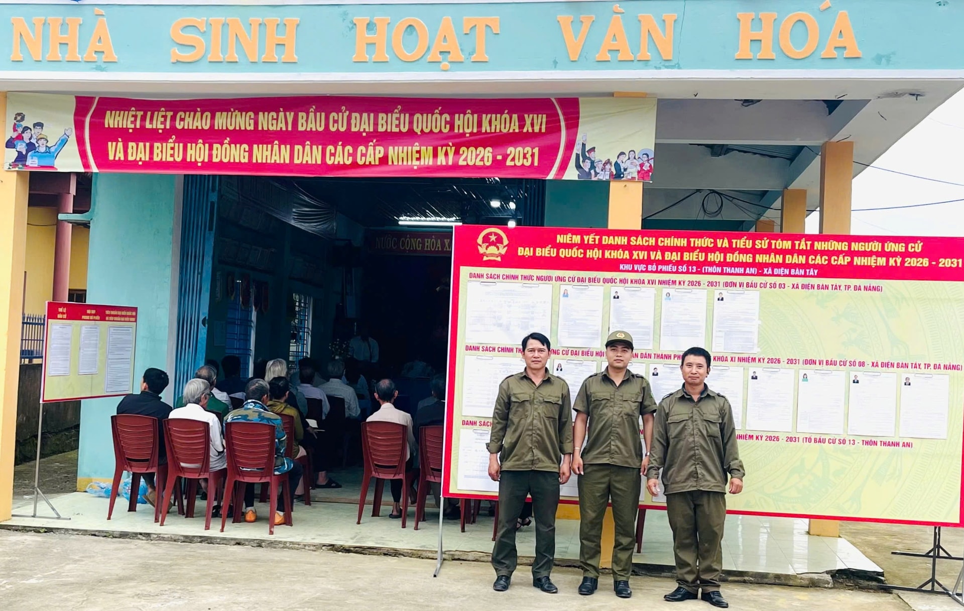 Tổ bảo vệ an ninh, trật tự ởcơ sở của xã Điện Bàn Tây bảo vệ hội nghị tiếp xúc cử tri. Ảnh: CÔNG TÚ