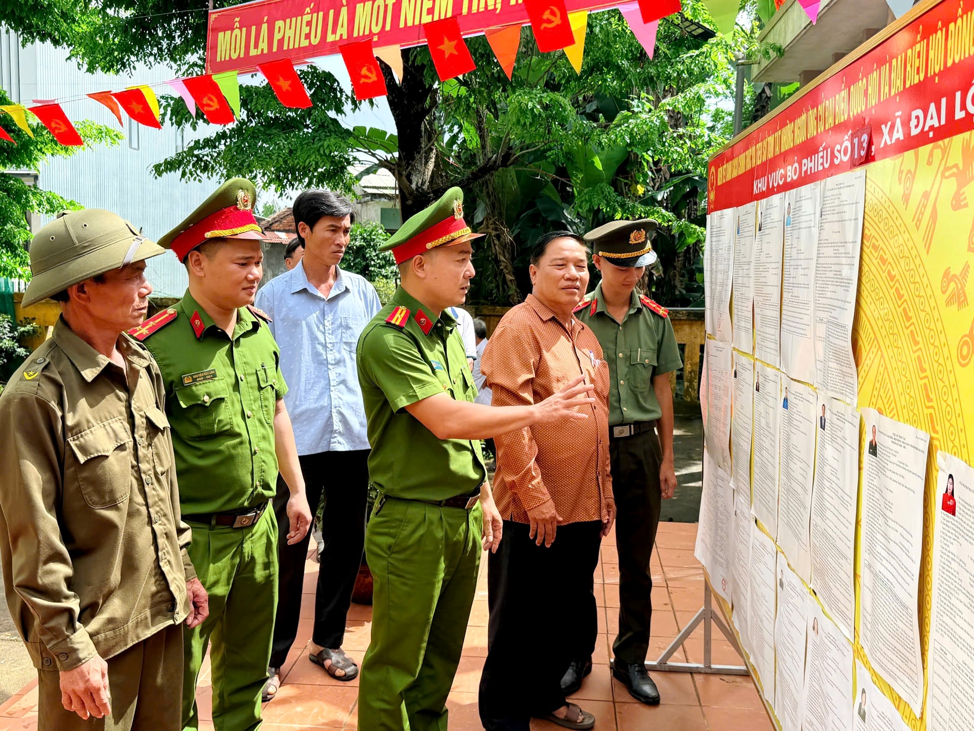 Công an xã Đại Lộc kiểm tra khu vực bỏ phiếu số 13 (thôn Phiếm Ái 2). Ảnh: CÔNG TÚ