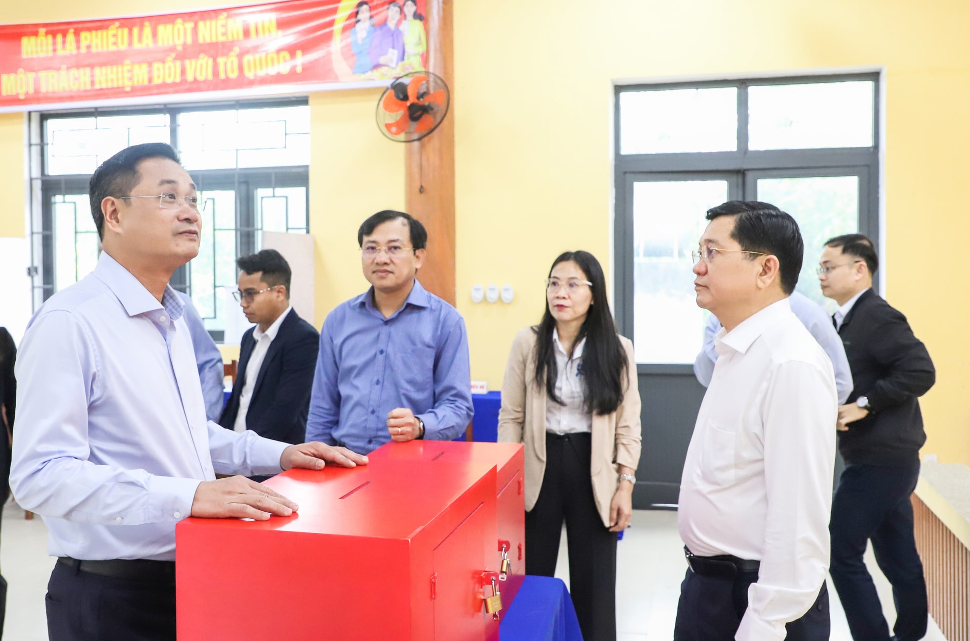 Ủy viên Trung ương Đảng, Bí thư Thành ủy, Trưởng Ban Chỉ đạo bầu cử thành phố Lê Ngọc Quang kiểm tra điểm bỏ phiếu tại xã Sông Vàng ngày 10/3. Ảnh: NGỌC PHÚ
