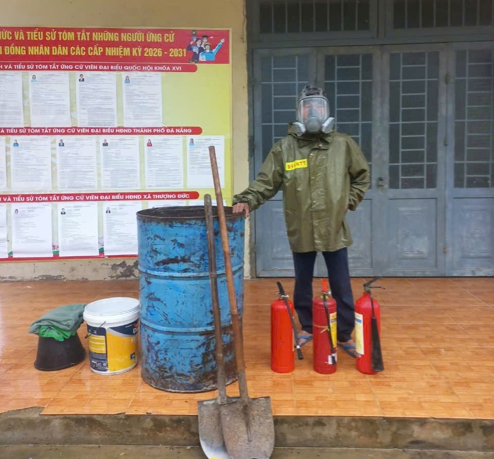 Trang thiết bị phòng cháy chữa cháy, chống độc đã được Công an xã Thượng Đức tập kết tại các khu vực bỏ phiếu. Ảnh: CÔNG T
