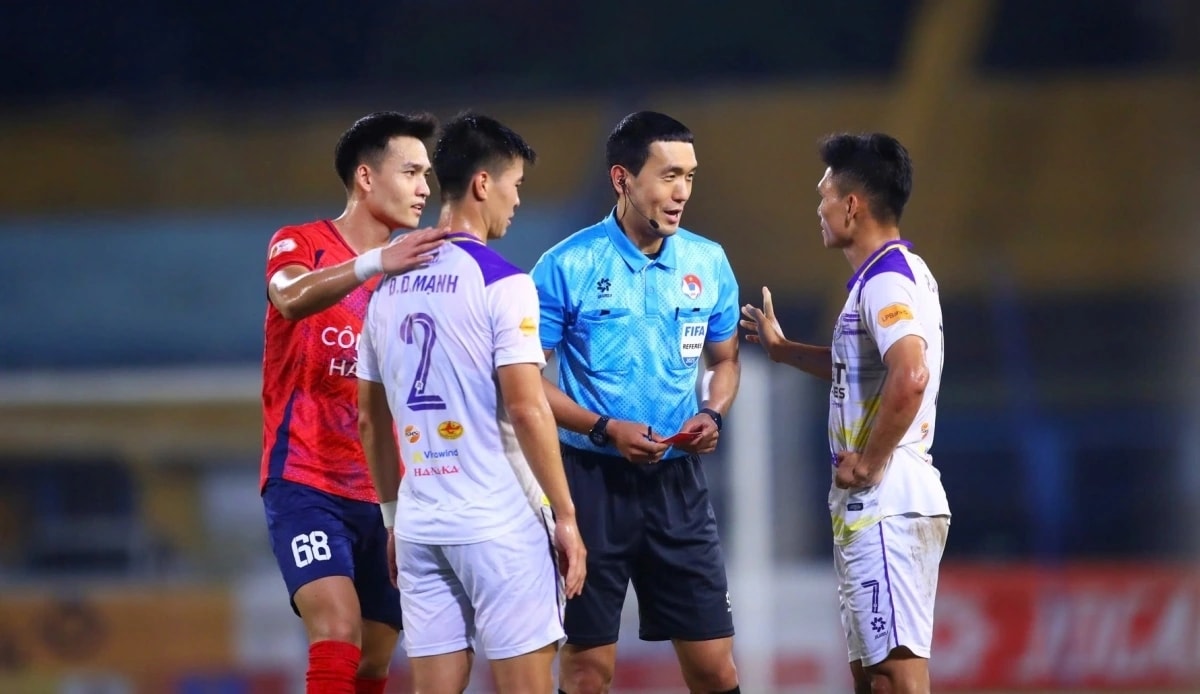 Trọng tài Kim Woo-sung trong một trận đấu tại V-League mùa trước.