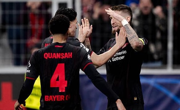 Hàng thủ Arsenal để lộ khoảng trống giúp Bayer Leverkusen tận dụng thành công cơ hội.