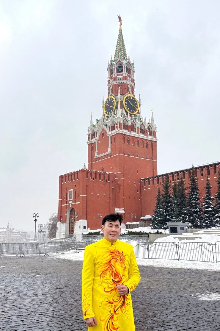 Đoan Trường chụp ảnh tại Quảng trường Đỏ, Moscow