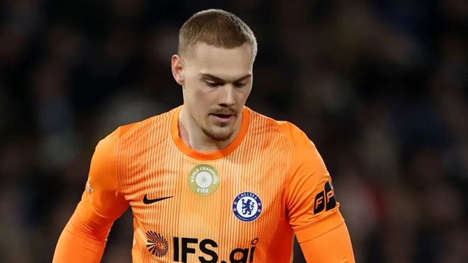 Thủ thành Filip Jorgensen mắc sai lầm nghiêm trọng trong trận đấu với PSG tại Champions League.