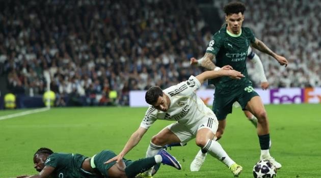 Man City sụp đổ trước sức mạnh tấn công của Real Madrid tại Bernabeu.