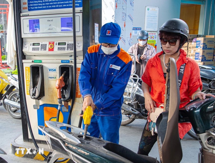 Mua bán xăng, dầu tại cửa hàng Petrolimex. (Ảnh: Trần Việt/TTXVN)
