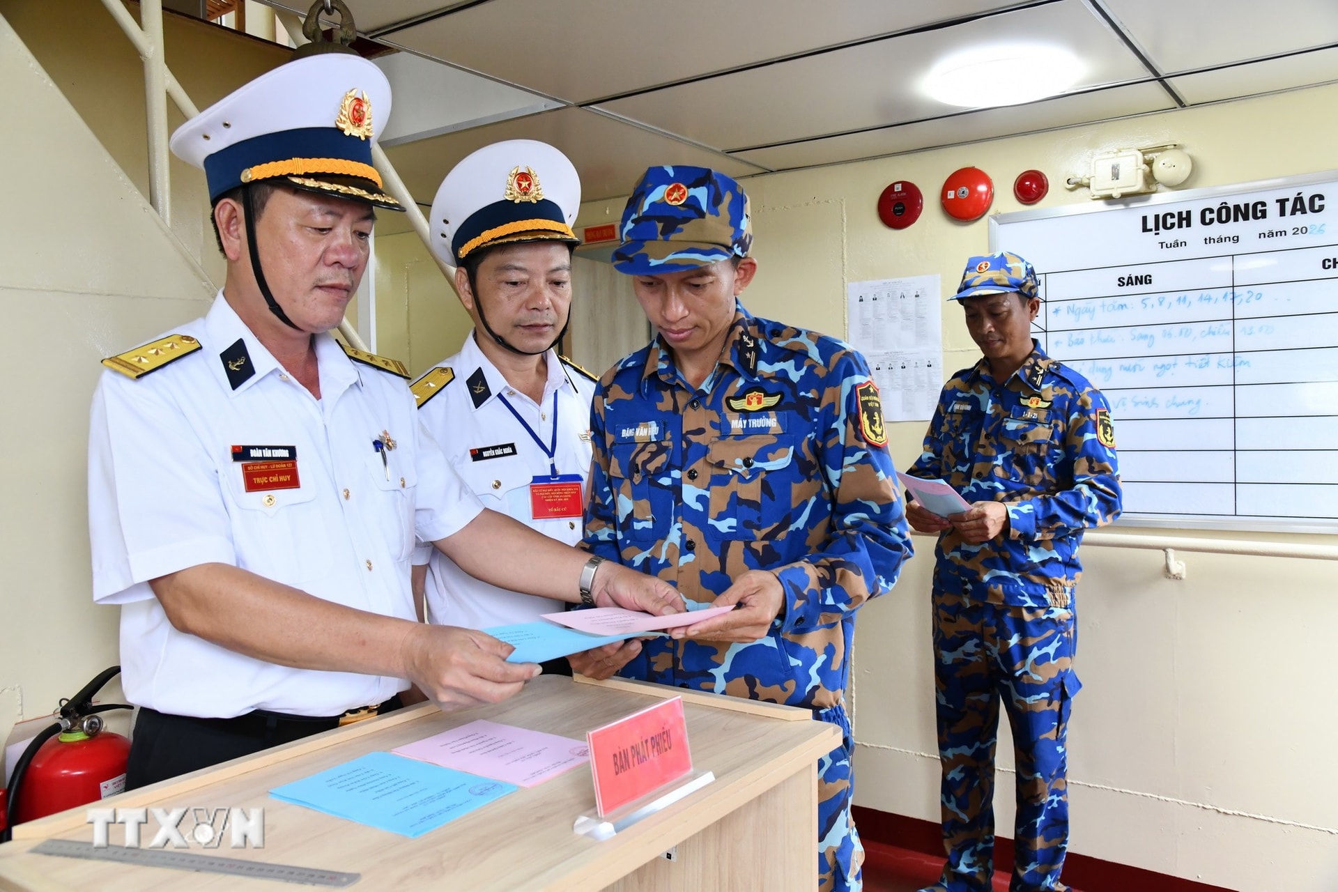 ttxvn-1203-lu-doan-127-bau-cu-som-3.jpg