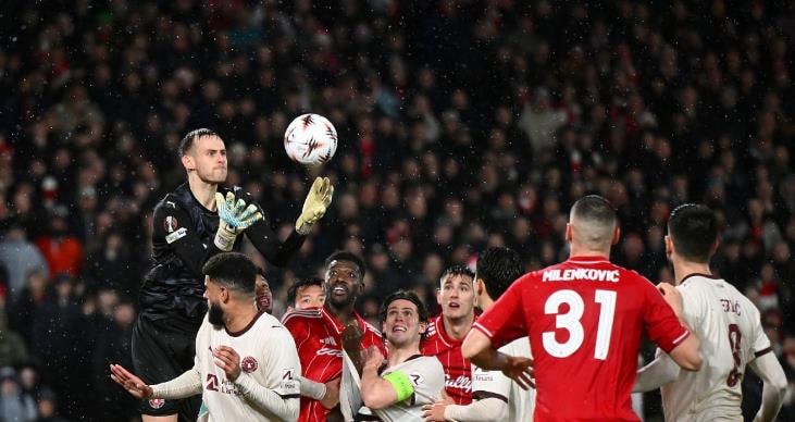 Các cầu thủ Nottingham Forest gặp nhiều khó khăn trong việc tìm đường vào khung thành Midtjylland.