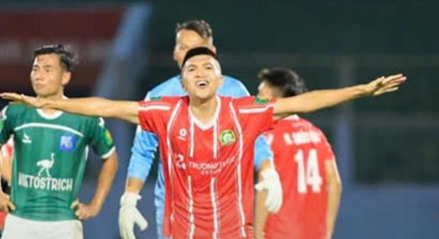 Khoảnh khắc Dương Văn Khoa ghi bàn thắng từ cự ly giữa sân giúp Đồng Nai chiến thắng