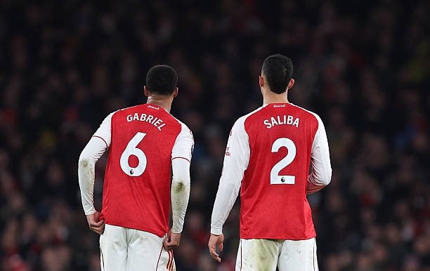 Cặp trung vệ Arsenal William Saliba và Gabriel Magalhaes trong trận gặp Everton.