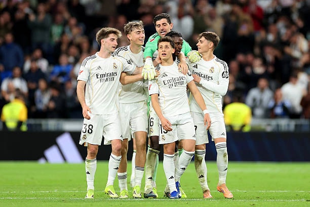 Các cầu thủ Real Madrid ăn mừng chiến thắng 4-1 trước Elche trên sân nhà Bernabeu.