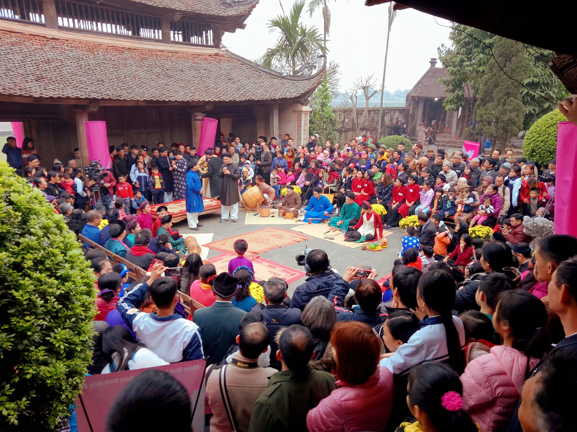 ການສະແດງລະຄອນໂອເປຣາພື້ນເມືອງຂອງຫວຽດນາມ ຢູ່ສາລາບ້ານໃນບ້ານໂຊ, ເມືອງກວວກອວາຍ, ຮ່າໂນ້ຍ.