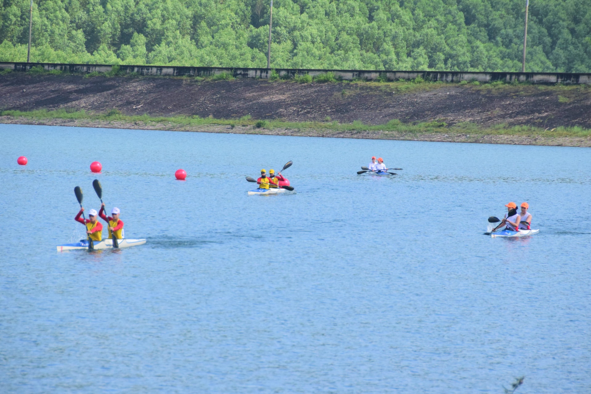 Môn Canoeing khởi tranh đầu tiên mang đến những cuộc tranh tài hấp dẫn. Ảnh: NGUYÊN KH