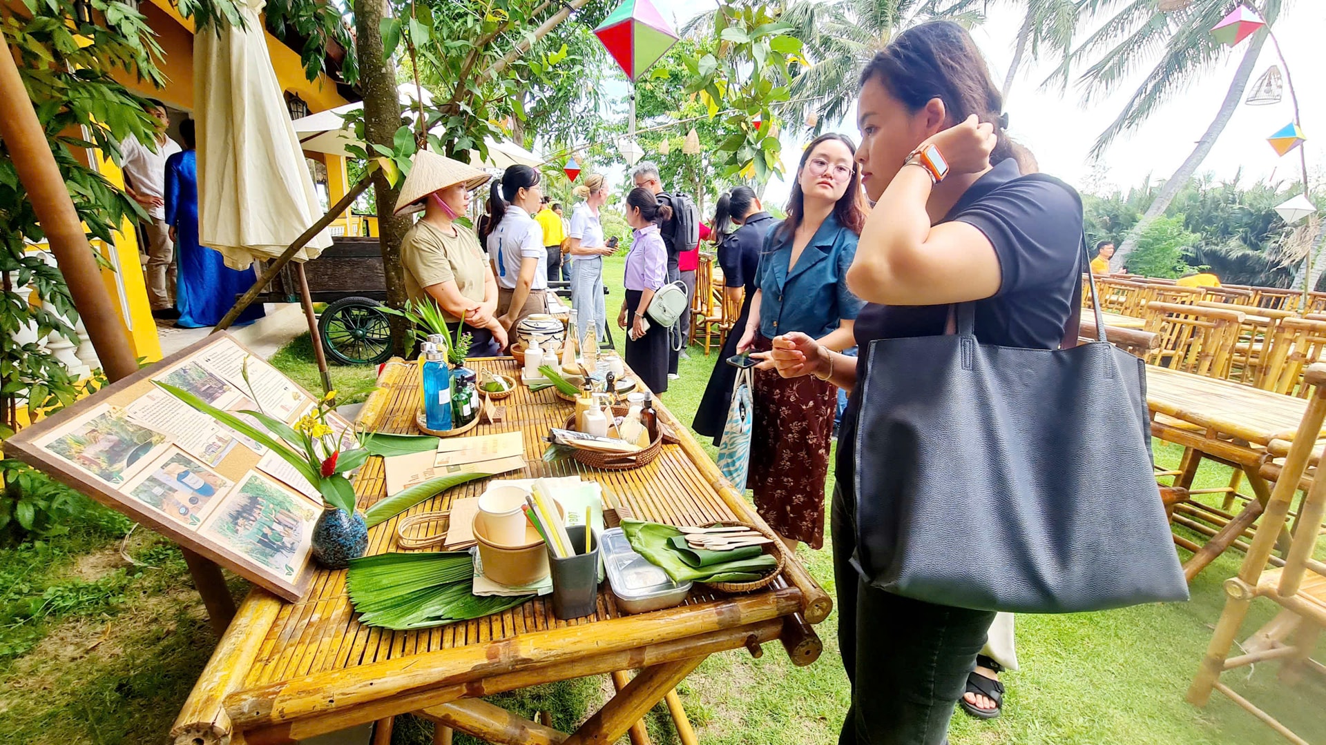 Thay thế các vật dụng nhựa bằng vật liệu giấy, thủy tinh, sứ... được cộng đồng du lịch hướng đến. Ảnh: NGOC