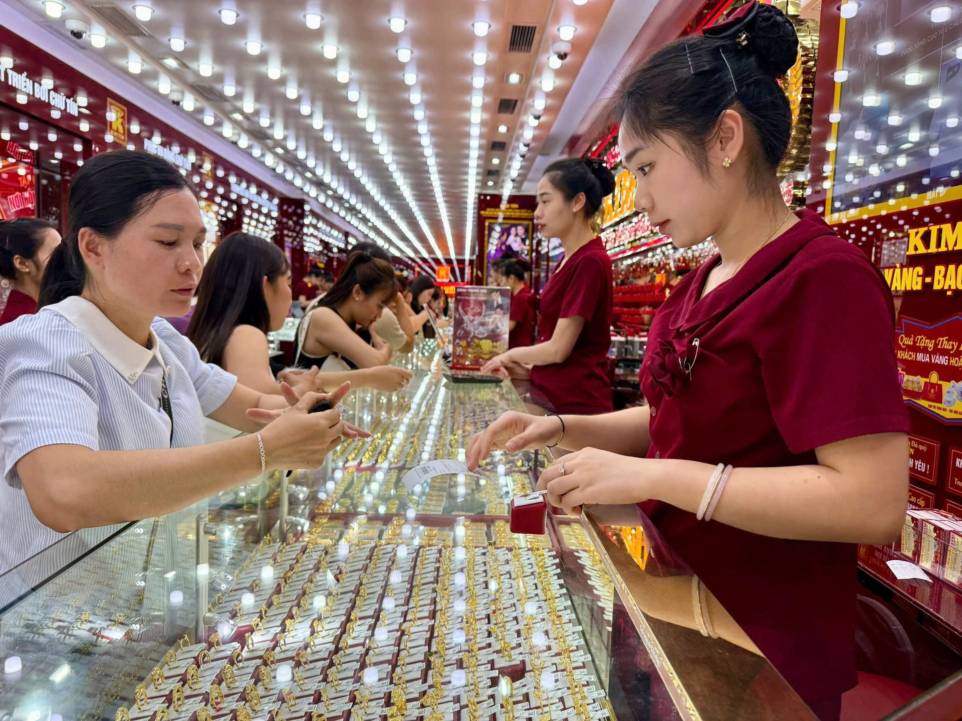 Giá vàng chiều nay 16/3/2026: Giá vàng SJC, giá vàng 24k 9999, vàng thế giới