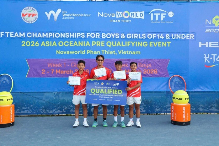 Lê Phú Gia và đội tuyển U14 quần vợt nam Việt Nam ăn mừng chức vô địch ITF 2026