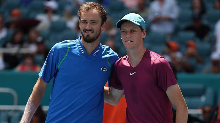 Medvedev (bên trái) và Sinner so tài hấp dẫn tại chung kết Indian Wells 2026