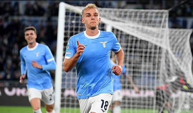 Gustav Isaksen ăn mừng bàn thắng duy nhất trong trận đấu giữa Lazio và AC Milan tại Serie A.