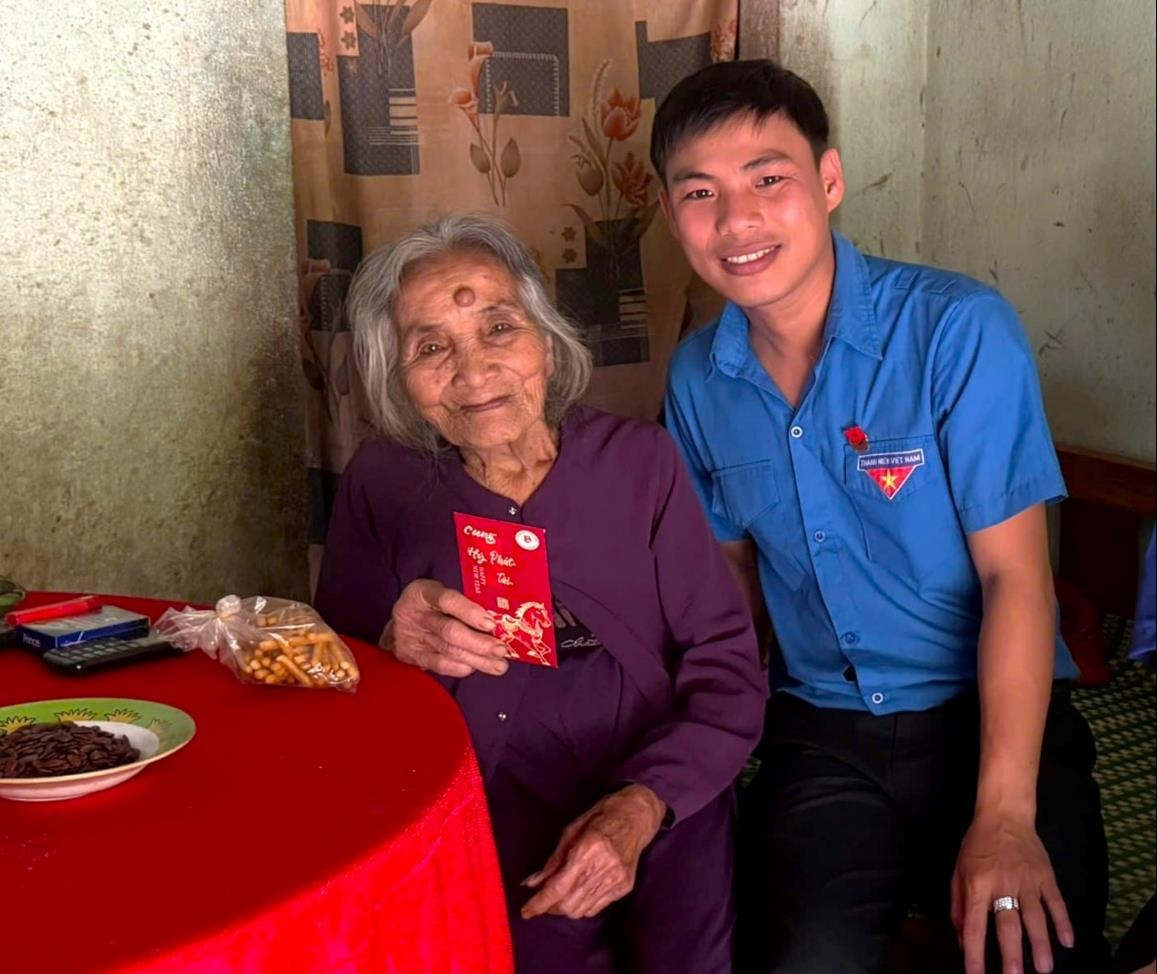 มาย วัน ดาน เลขานุการสหภาพเยาวชนตำบลเทียนเฟือก แสดงความห่วงใยและแบ่งปันสิ่งของให้กับผู้ที่ต้องการความช่วยเหลือ ภาพ: ผู้ให้สัมภาษณ์เป็นผู้จัดหาให้