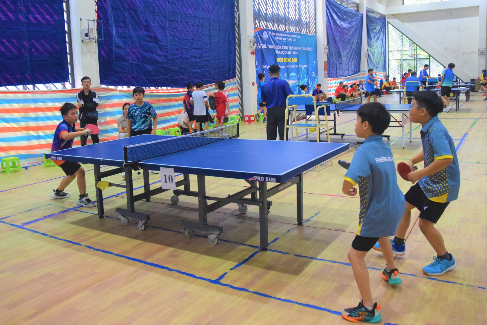 Tranh tài nội dung đôi nam cấp tiểu học. Ảnh: THÀNH DANH