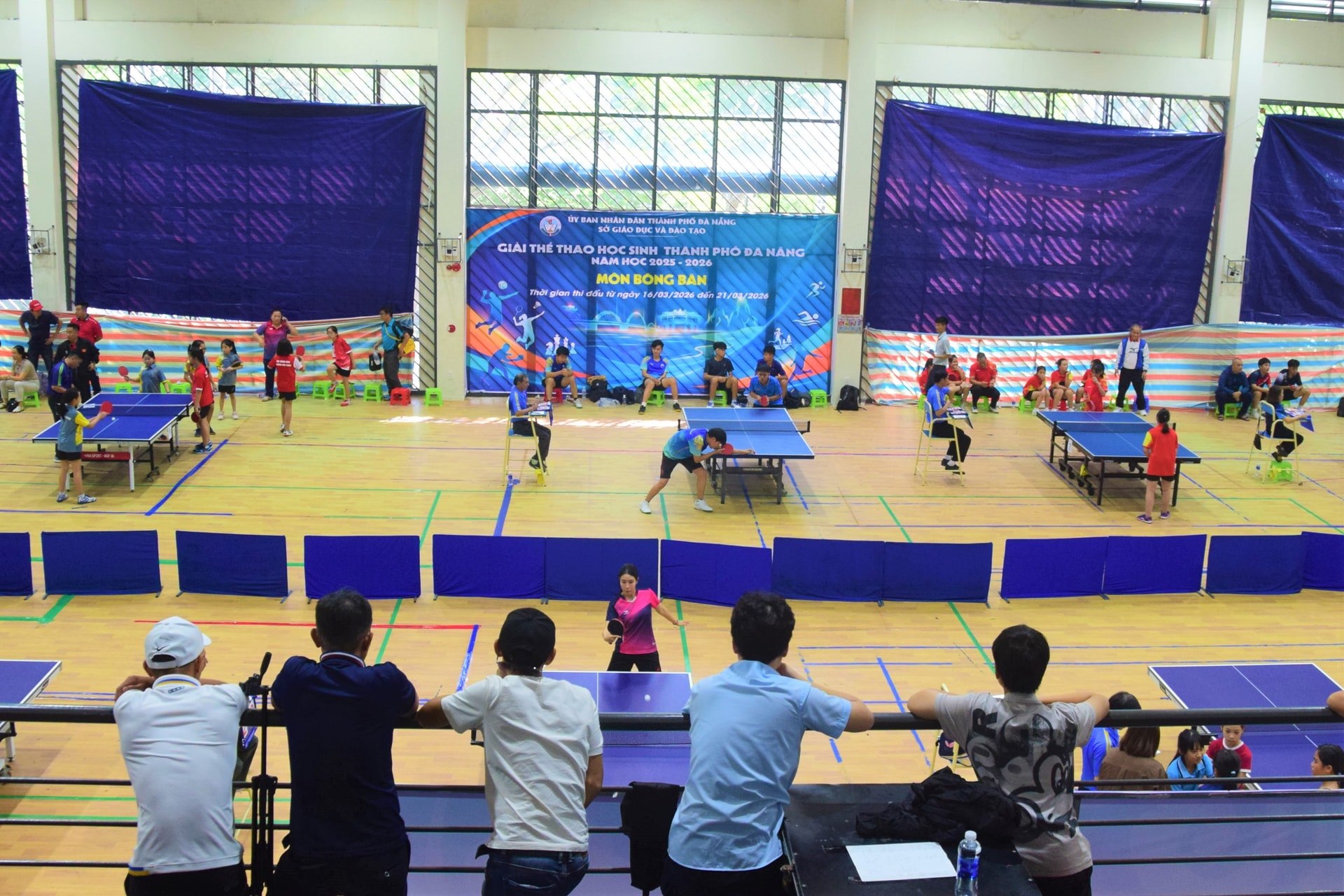 Không khí tranh tài sôi động tại Nhà thi đấu Trường THPT Sơn Trà. Ảnh: THÀNH DANH