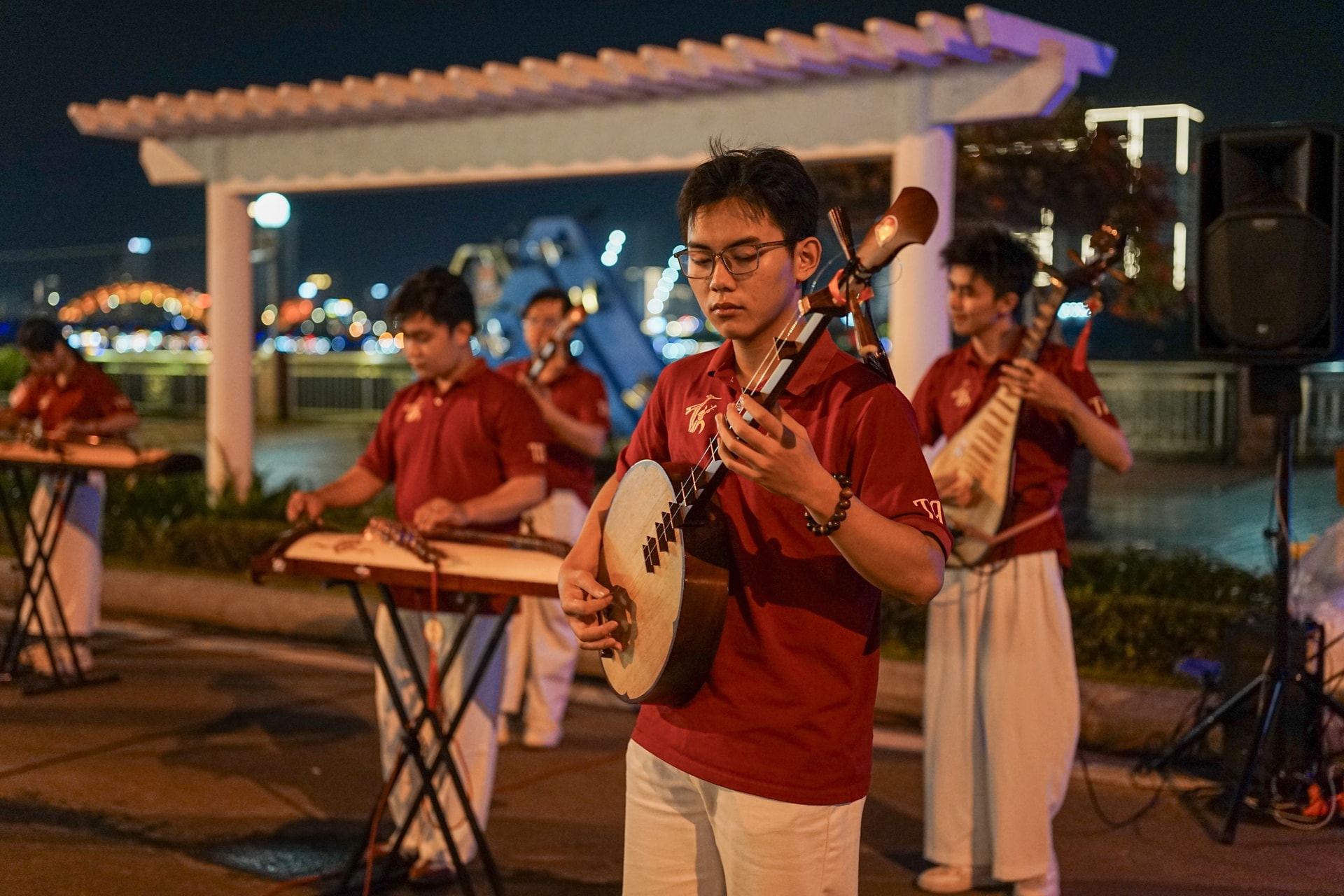 Members of the Traditional Musical Instruments Club of FPT University Da Nang perform traditional musical instruments on Bach Dang pedestrian street. Photo: Xuan Son.