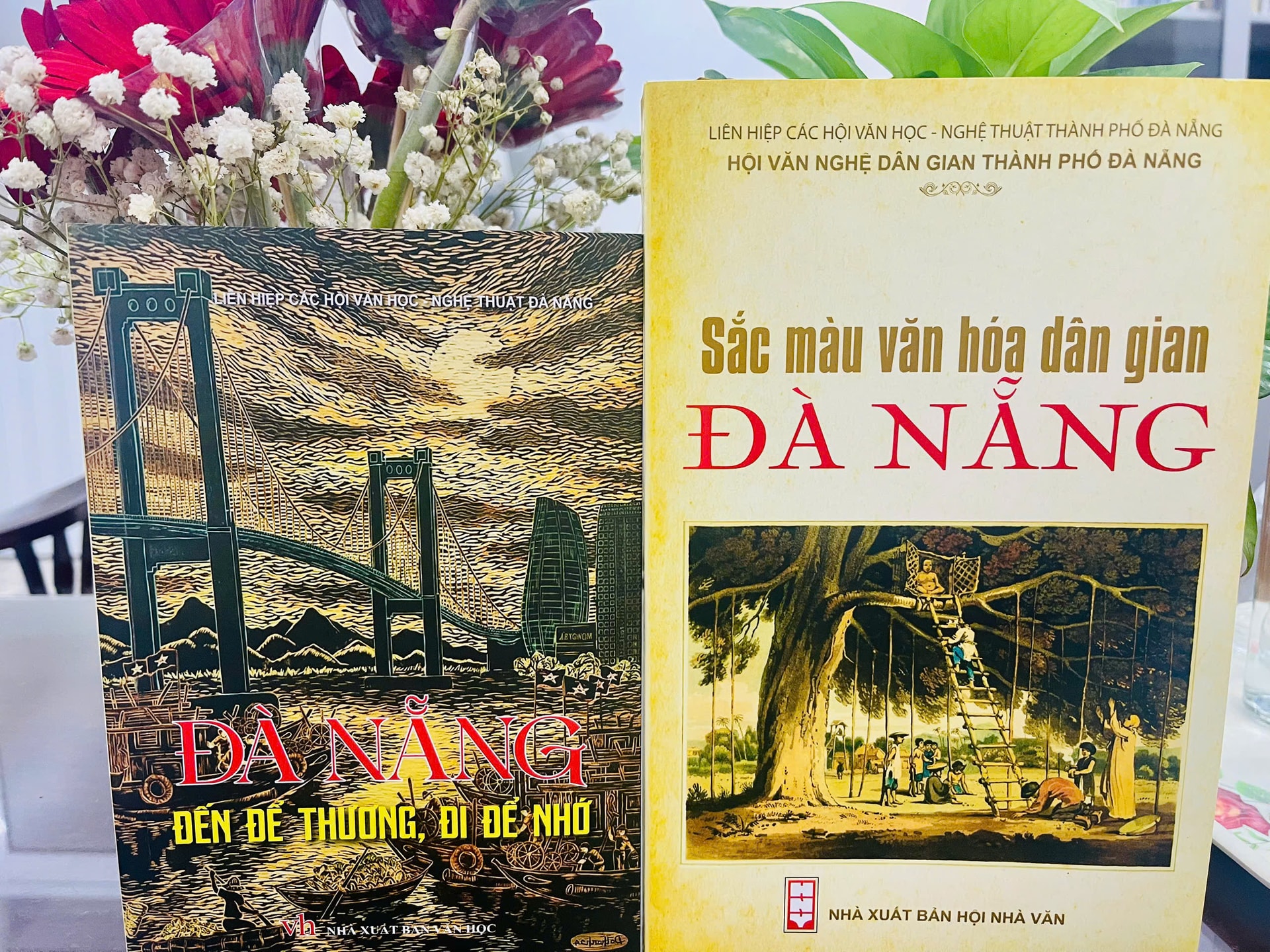 Bìa 2 tập sách tuyển tập Đà Nẵng - đến để thương, đi để nhớ và Sắc màu văn hóa dân gian Đà Nẵng