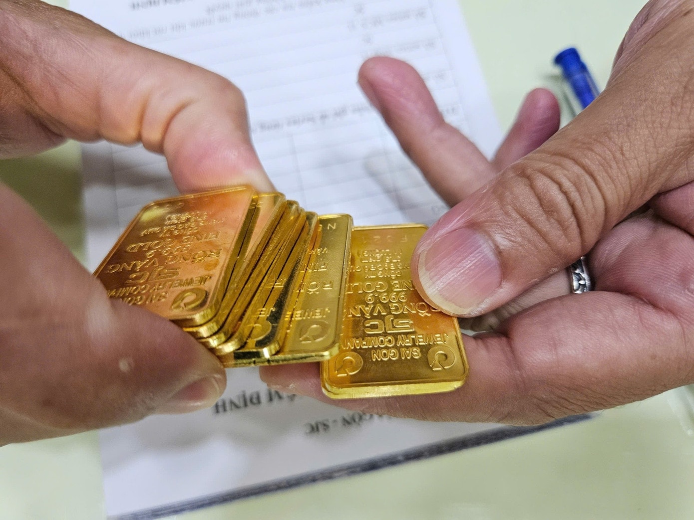 Giá vàng chiều nay 18/3/2026: Vàng nhẫn giảm giá, người dân xếp hàng mua đông nghịt