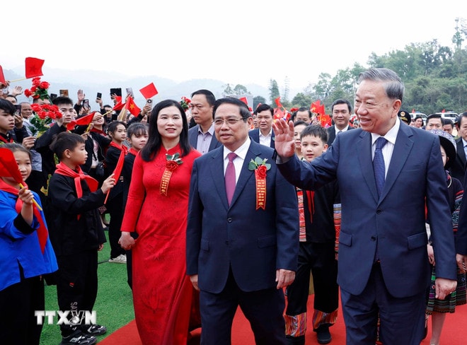 ttxvn-tong-bi-thu-va-thu-tuong-du-le-khoi-cong-dong-tho-dong-loat-cac-truong-noi-tru-lien-cap-bien-gioi-8649904-2.jpg