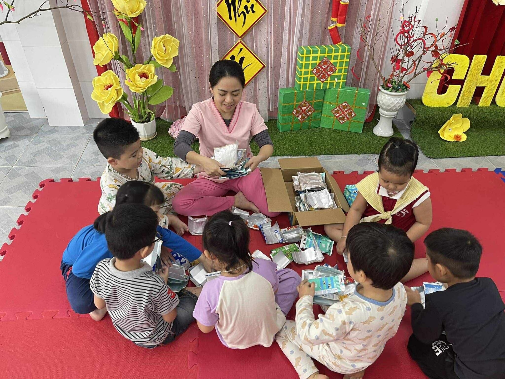 cô và trò trường mầm non Ánh Hồng tái chế