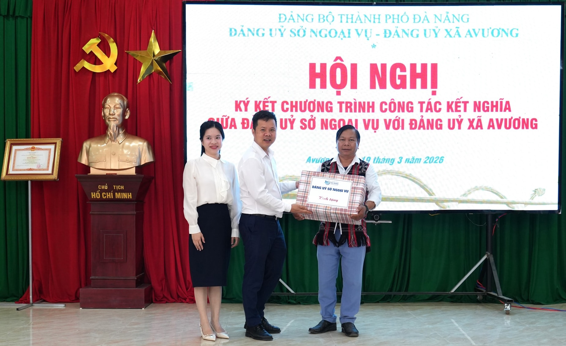 dang-uy-so-ngoai-vu-trao-tang-mot-so-co-so-thuoc-cho-tram-y-te-xa-avuong(1).jpg