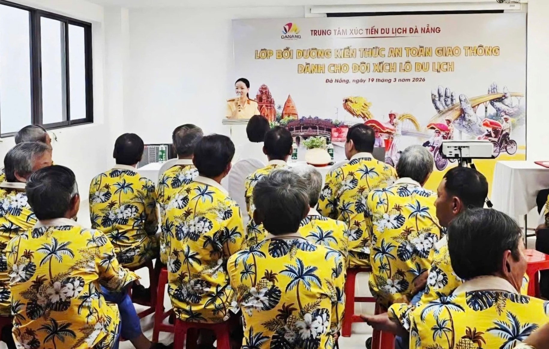 Cán bộ Phòng Cảnh sát giao thông tuyên truyền các quy định pháp luật về an toàn giao thông cho đội ngũ xích lô du lịch. Ảnh: HẢI HÀ