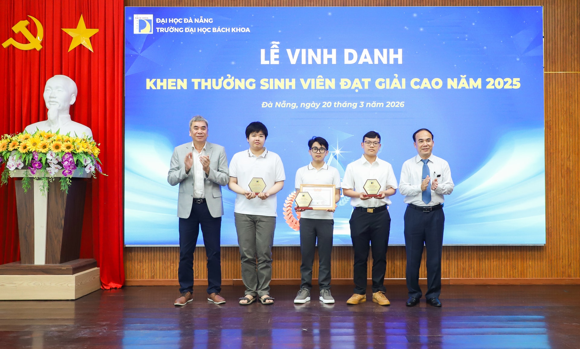 The University of Technology (University of Da Nang) honored 169 students who won top prizes in various competitions.