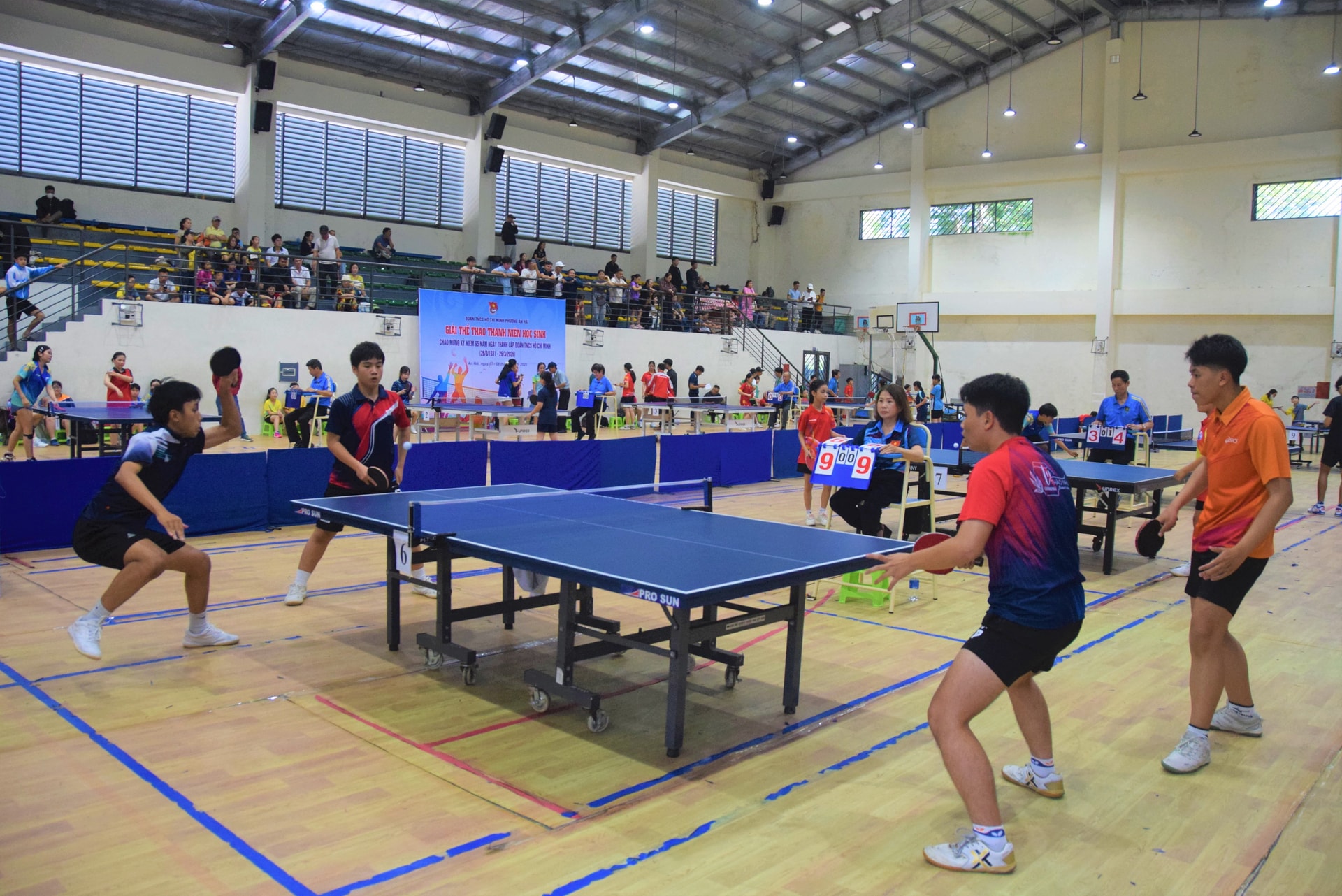 Các trận tranh tài tại giải diễn ra hấp dẫn. Ảnh: THÀNH DANH