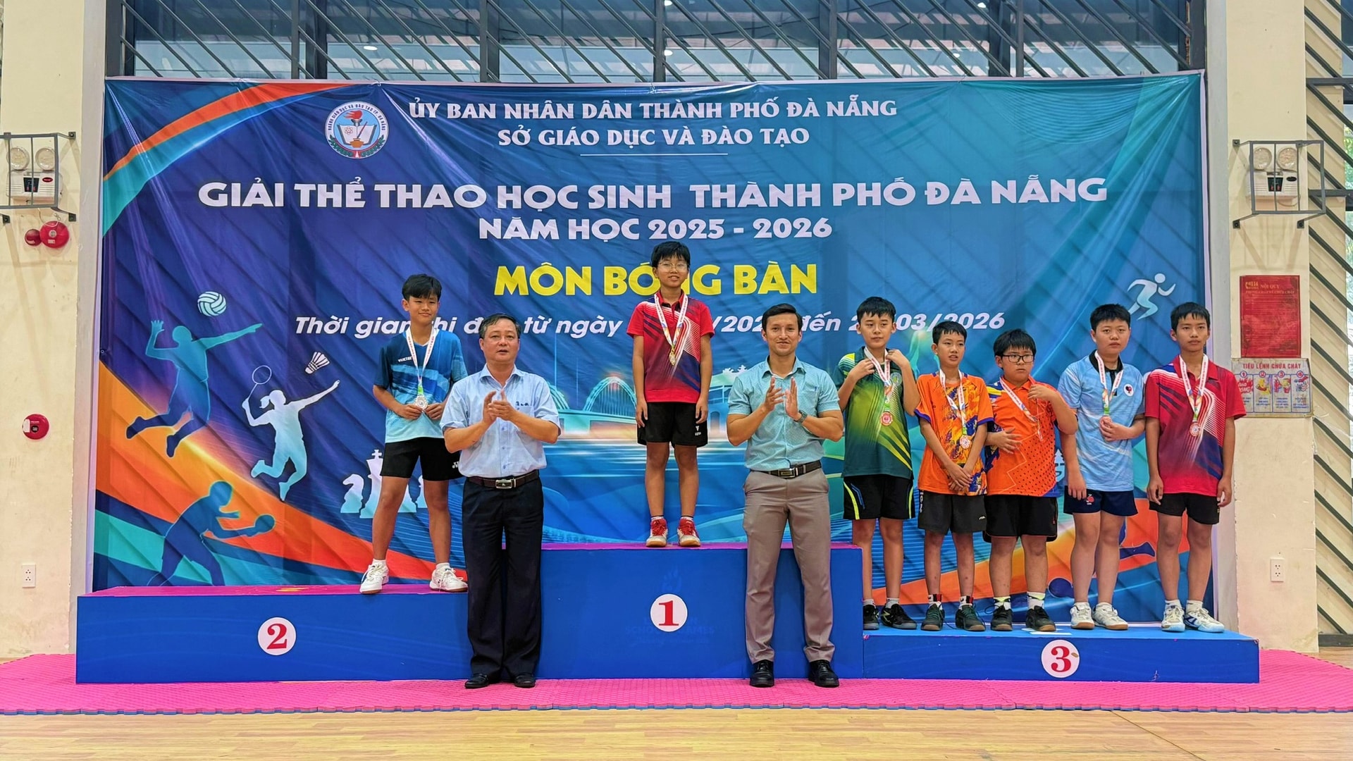 Ban tổ chức trao giải cho các vận động viên xuất sắc nội dung nam tiểu học. Ảnh: THANH