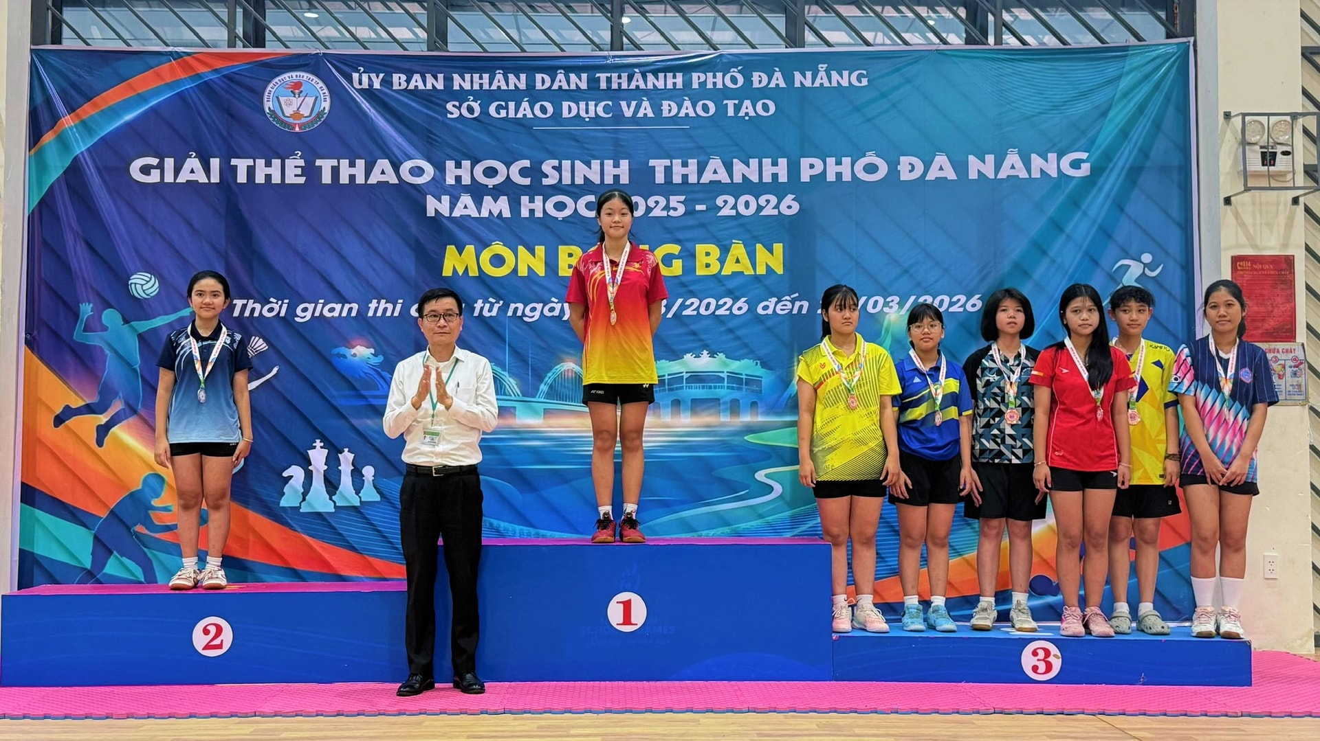 Ban tổ chức trao giải cho các vận động viên xuất sắc nội dung nữ THCS. Ảnh: