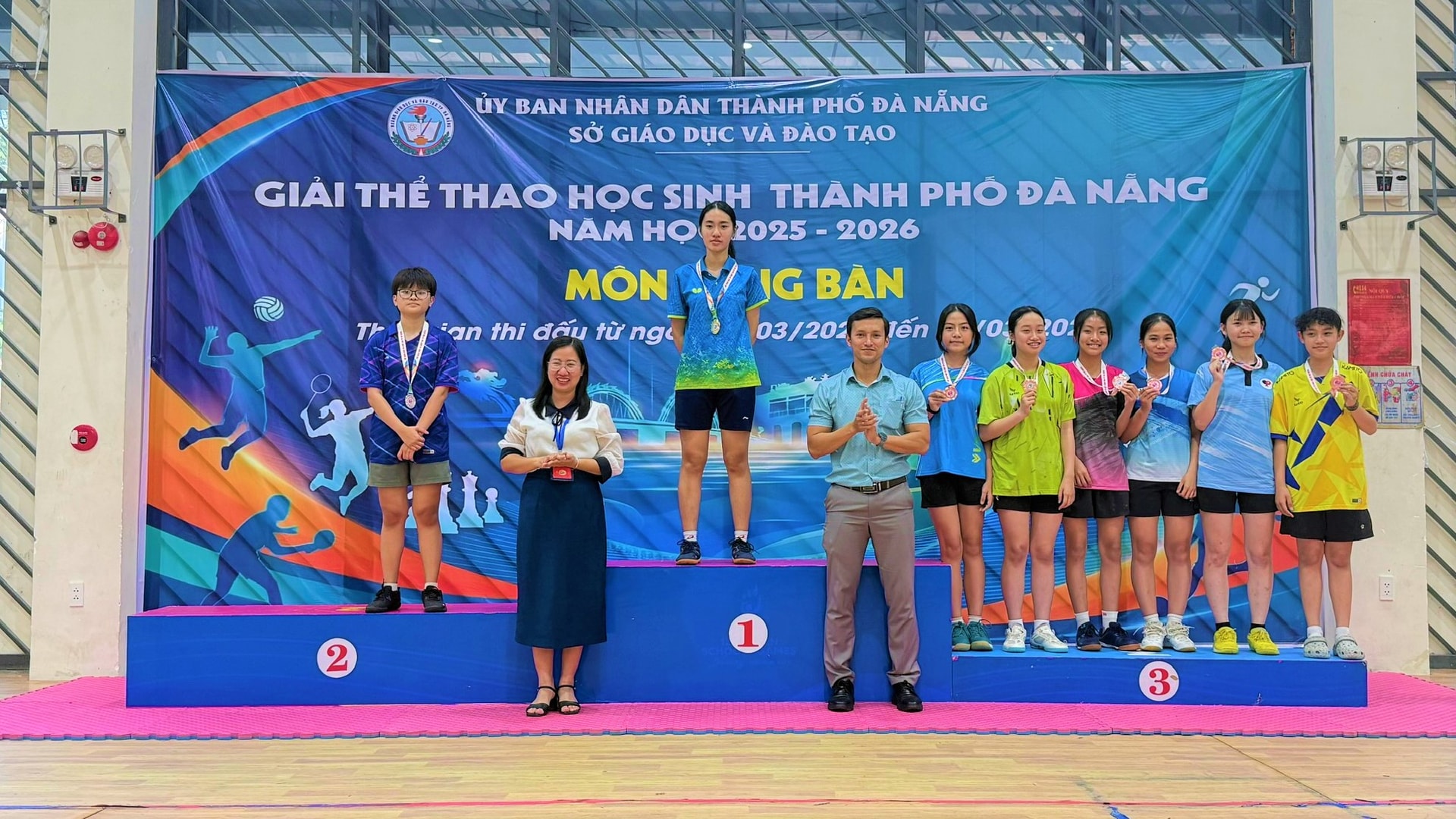 Ban tổ chức trao giải cho các vận động viên xuất sắc nội dung nữ THPT. A