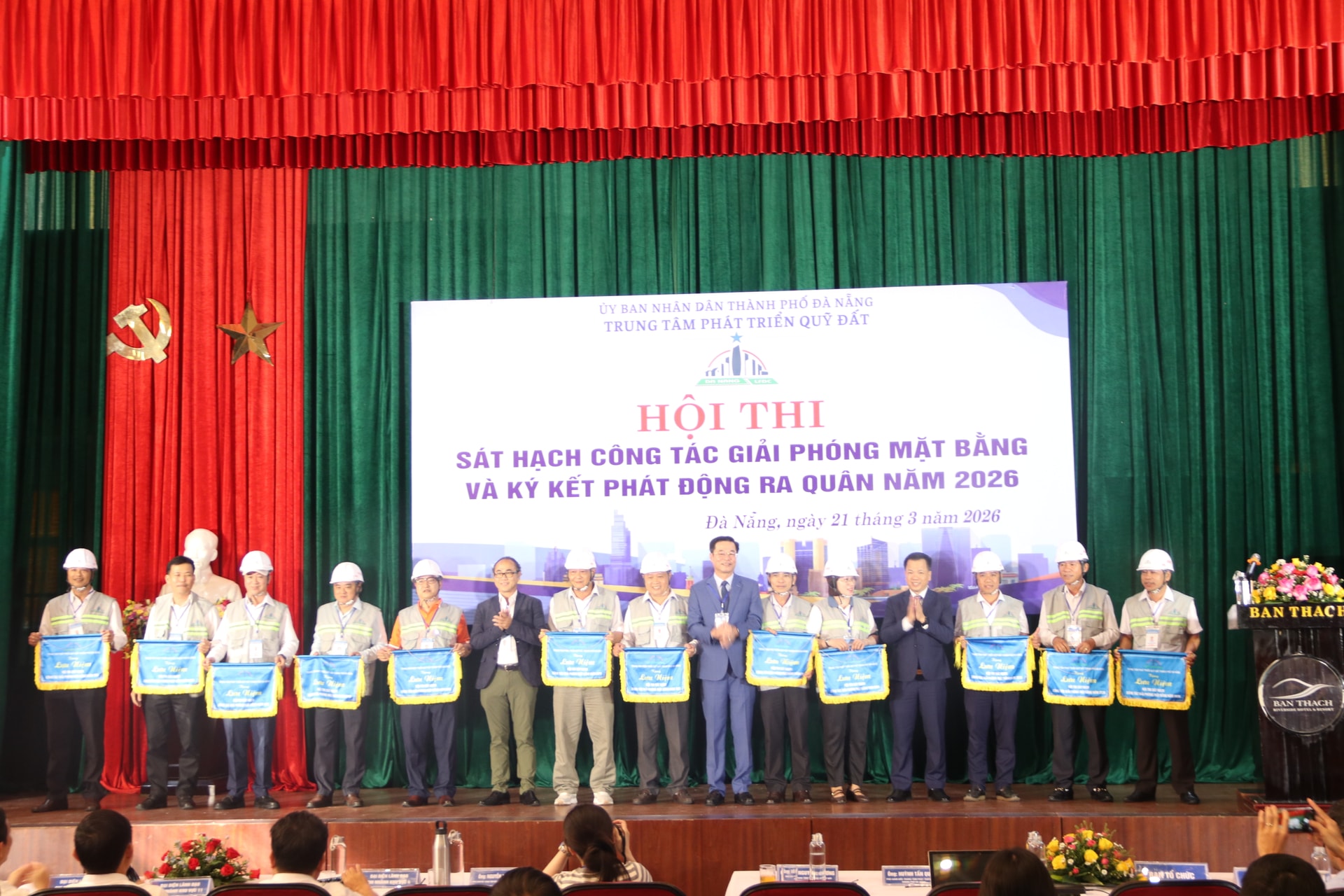 Ban tổ chức trao cờ lưu niệm cho các đội thi. Ảnh: HOÀNG LIE