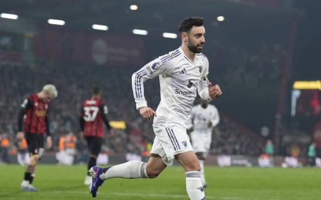 Bruno Fernandes ăn mừng bàn thắng mở tỷ số cho Manchester United trên chấm phạt đền.