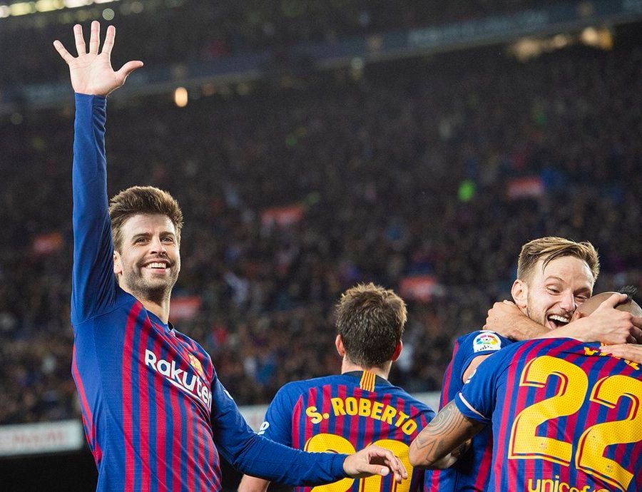 Gerard Pique ăn mừng chiến thắng 5-0 lịch sử