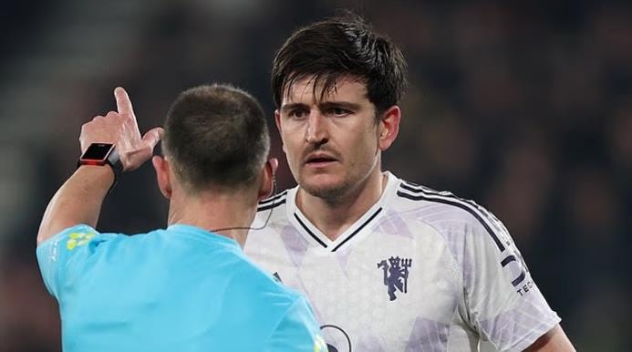Maguire rời sân với chiếc thẻ đỏ.