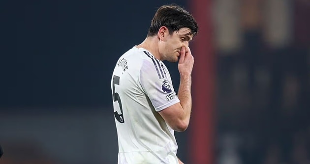 Nỗi thất vọng của Harry Maguire sau khi bị truất quyền thi đấu.
