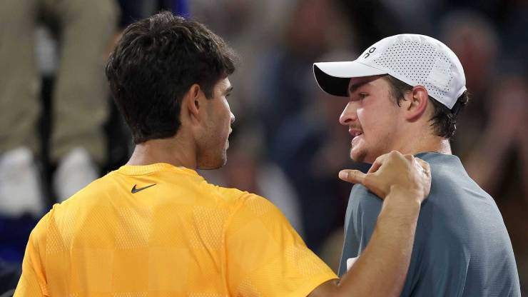 Carlos Alcaraz trong trận đấu với Joao Fonseca tại vòng 2 Miami Open 2026.