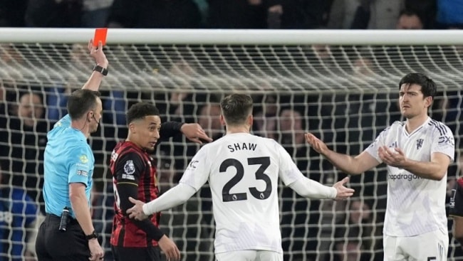 Harry Maguire nhận thẻ đỏ trực tiếp khiến Man Utd rơi vào thế thiếu người.