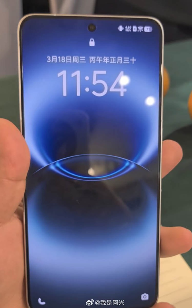 Mặt lưng hai tông màu của vivo X300 Ultra